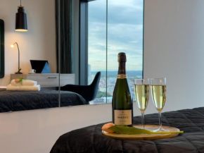 URBAN APARTMENTS GLOBAL SKYLINE, 25th Floor No 19, Free Garage, Self Check-in